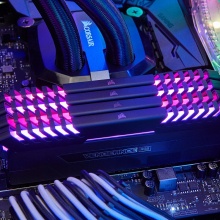 美商海盗船(USCORSAIR)复仇者RGB灯条 DDR4 3000 32GB(8Gx4条)台式机内存 RGB光